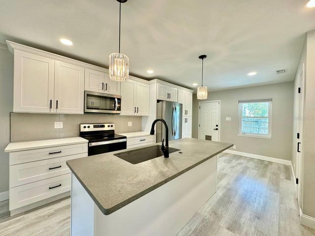 1918 E SHADOWLAWN AVENUE, Tampa, FL 33610
