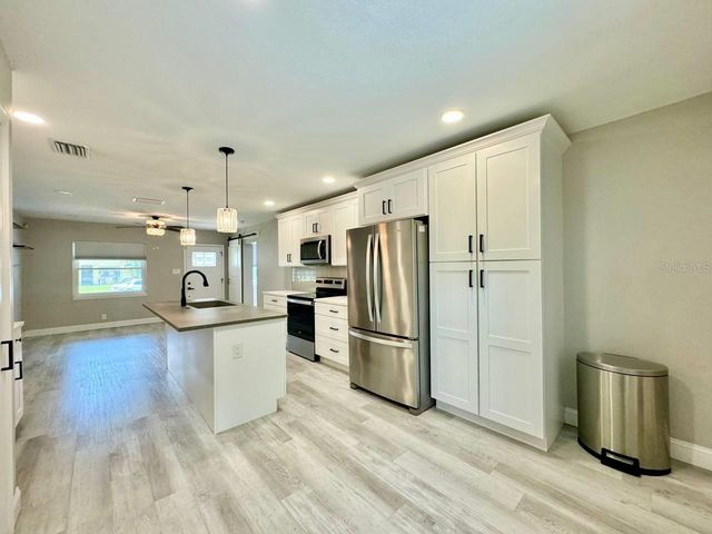 1918 E SHADOWLAWN AVENUE, Tampa, FL 33610