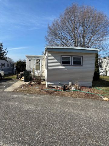 1964 River Road 96, Calverton, NY 11933