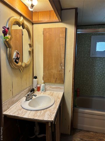 1964 River Road 96, Calverton, NY 11933