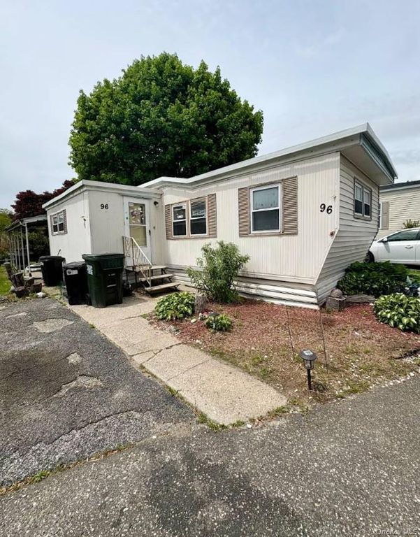 1964 River Road 96, Calverton, NY 11933