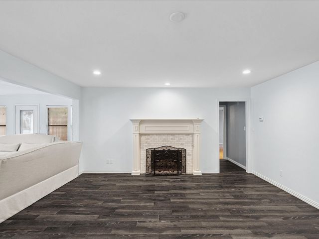 10186 Meadowcrest Drive, Benbrook, TX 76126