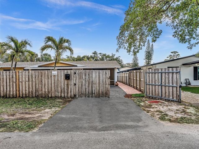 1322 SW 26th Ter, Fort Lauderdale, FL 33312