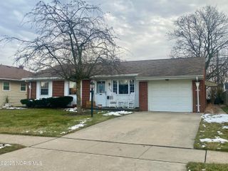 3300 Cromwell Drive, Oregon, OH 43616