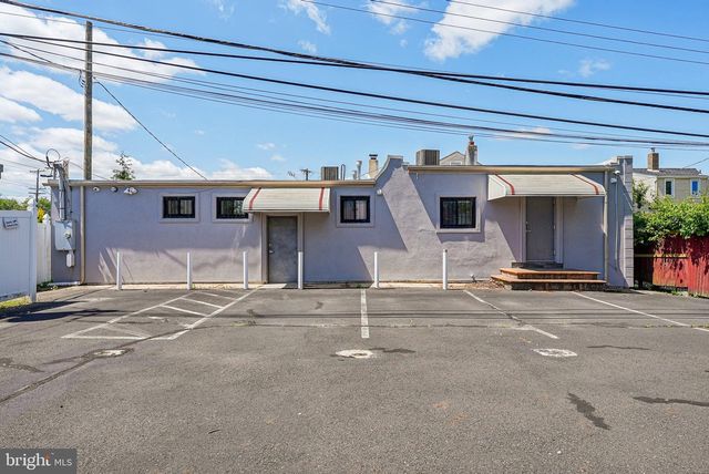 1005 GREEN LN, Levittown, PA 19057