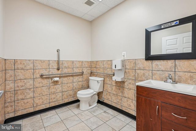 1005 GREEN LN, Levittown, PA 19057