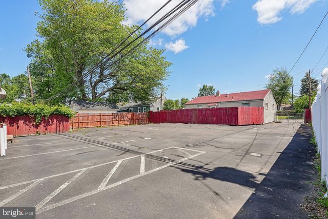 1005 GREEN LN, Levittown, PA 19057