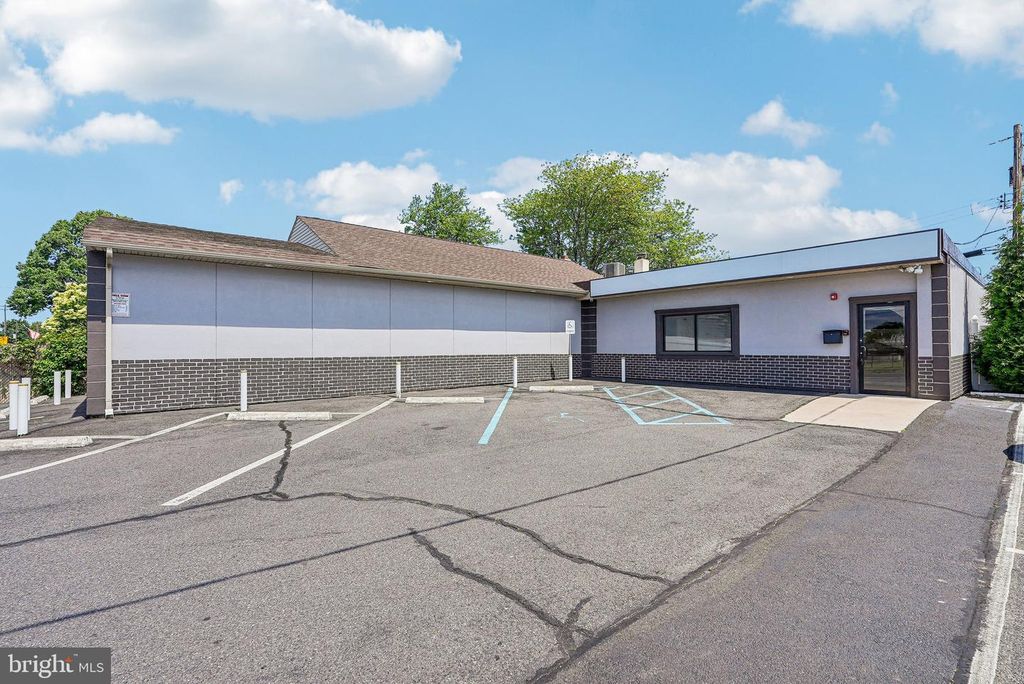 1005 GREEN LN, Levittown, PA 19057