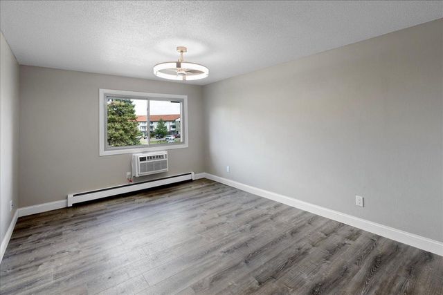 2011 E 122nd Street D11, Burnsville, MN 55337