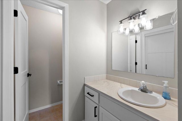 2011 E 122nd Street D11, Burnsville, MN 55337