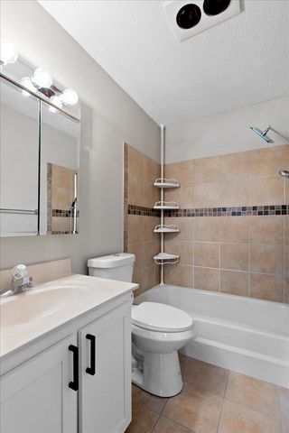 2011 E 122nd Street D11, Burnsville, MN 55337
