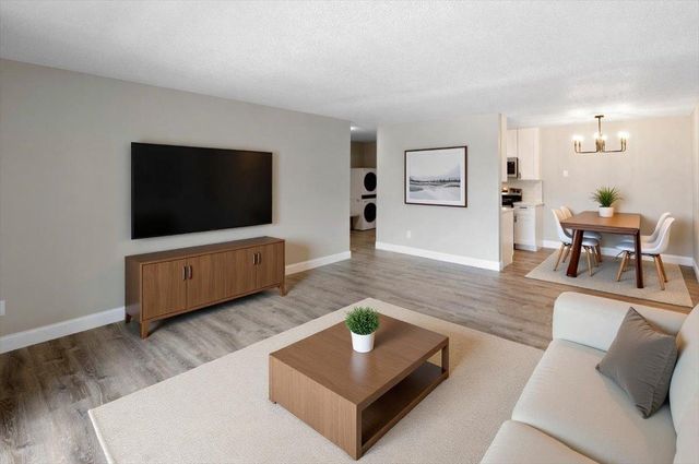 2011 E 122nd Street D11, Burnsville, MN 55337