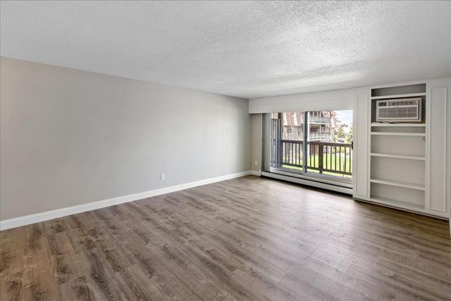 2011 E 122nd Street D11, Burnsville, MN 55337