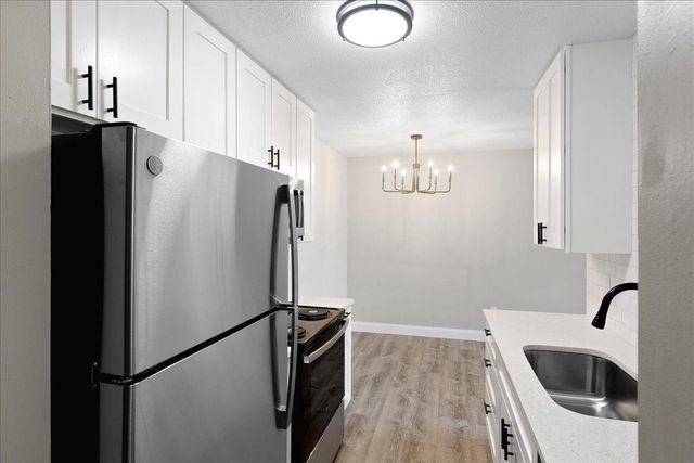2011 E 122nd Street D11, Burnsville, MN 55337