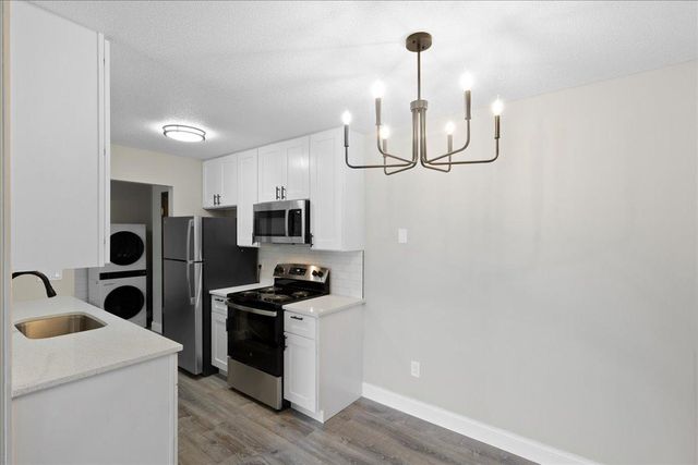 2011 E 122nd Street D11, Burnsville, MN 55337