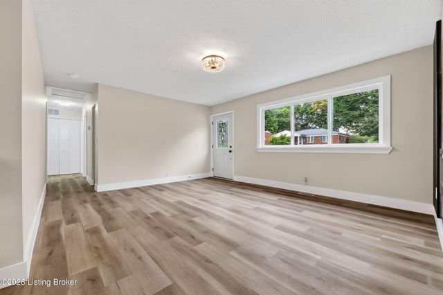 9810 East Ave, Louisville, KY 40272