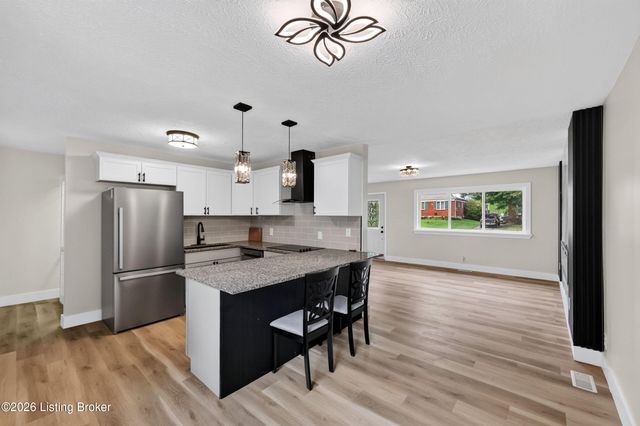 9810 East Ave, Louisville, KY 40272