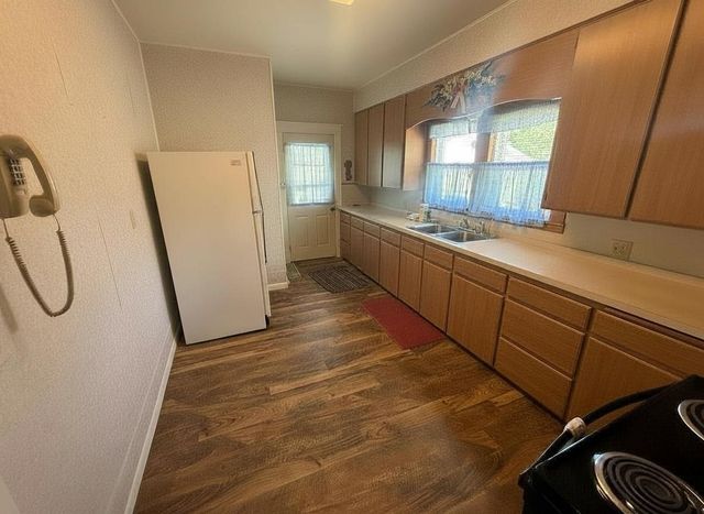 27 E 14TH STREET, Clintonville, WI 54929