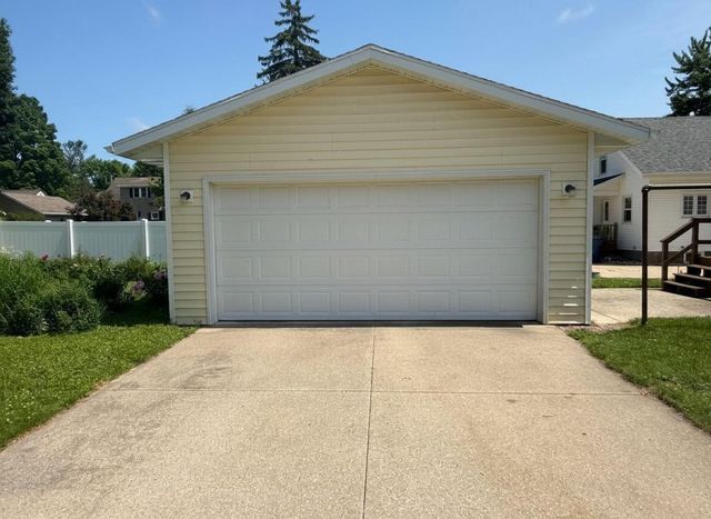 27 E 14TH STREET, Clintonville, WI 54929