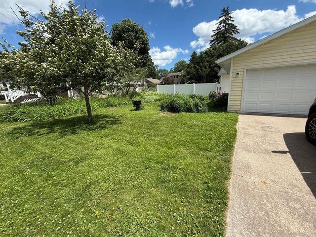 27 E 14TH STREET, Clintonville, WI 54929