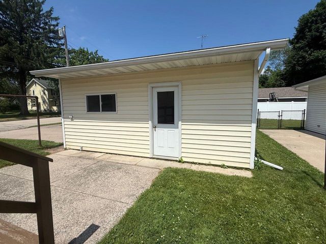 27 E 14TH STREET, Clintonville, WI 54929
