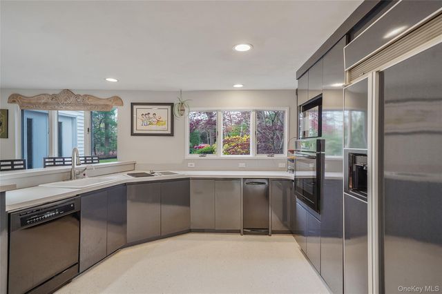 61 Park Avenue, Blue Point, NY 11715