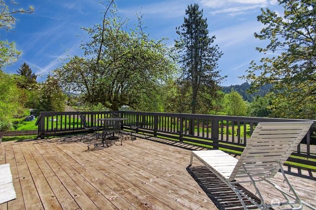 865 E Valley Road, Skamokawa, WA 98647