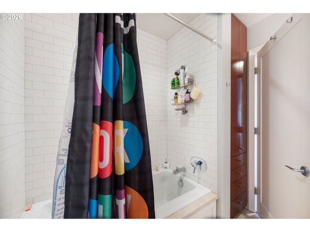 1025 Nw COUCH St 1217, Portland, OR 97209