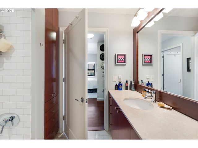 1025 Nw COUCH St 1217, Portland, OR 97209