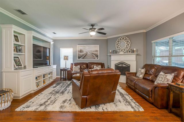 2908 Greenway Drive, Burleson, TX 76028