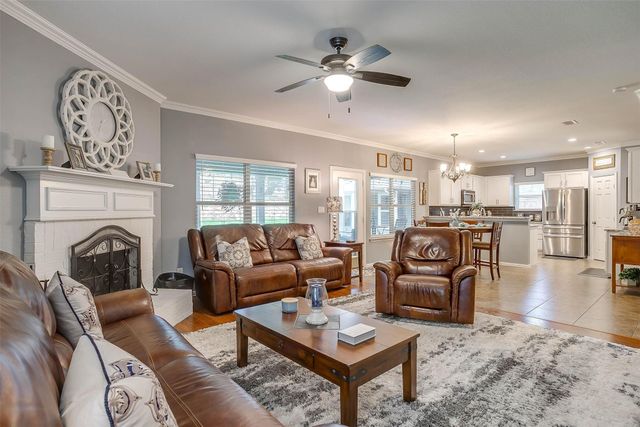 2908 Greenway Drive, Burleson, TX 76028