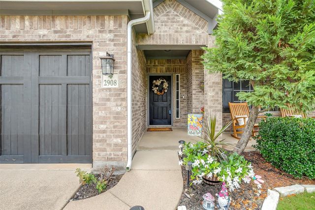 2908 Greenway Drive, Burleson, TX 76028