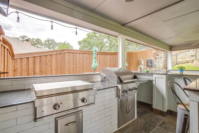 2908 Greenway Drive, Burleson, TX 76028