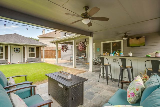 2908 Greenway Drive, Burleson, TX 76028
