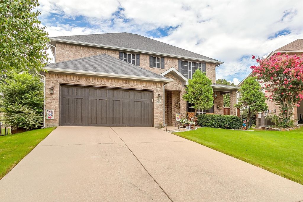 2908 Greenway Drive, Burleson, TX 76028