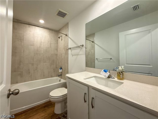 3010 NE 6th PL, Cape Coral, FL 33909