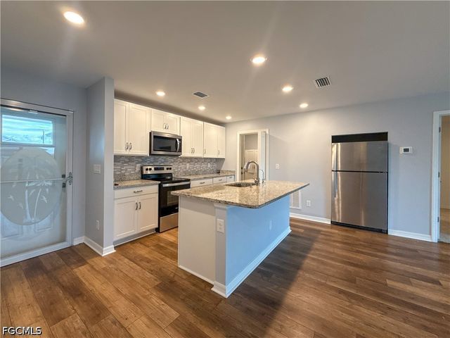 3010 NE 6th PL, Cape Coral, FL 33909