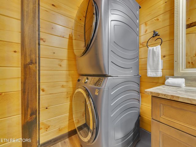 221 Chimney Tops Way, Gatlinburg, TN 37738