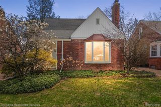1837 Oxford Road, Grosse Pointe Woods, MI 48236