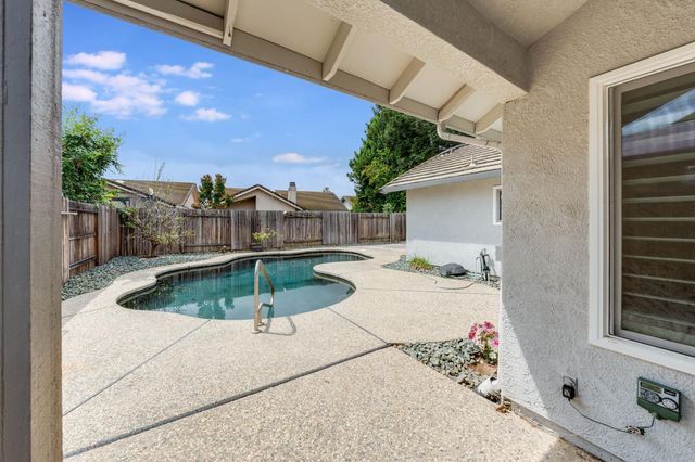 4520 Candle Ct, Elk Grove, CA 95758