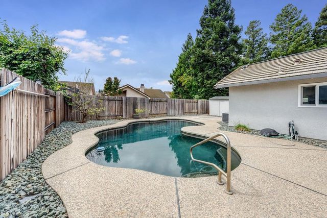 4520 Candle Ct, Elk Grove, CA 95758
