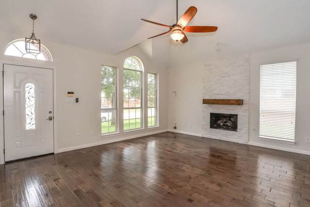 923 Kathryn Drive, Lewisville, TX 75067