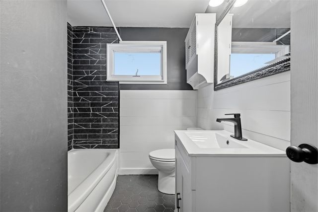 105 Columbia Dr, Canonsburg, PA 15317