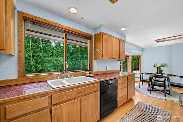 208 Hawthorn Road, Bellingham, WA 98225
