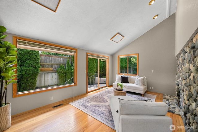 208 Hawthorn Road, Bellingham, WA 98225