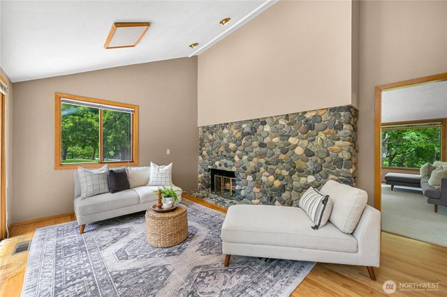 208 Hawthorn Road, Bellingham, WA 98225