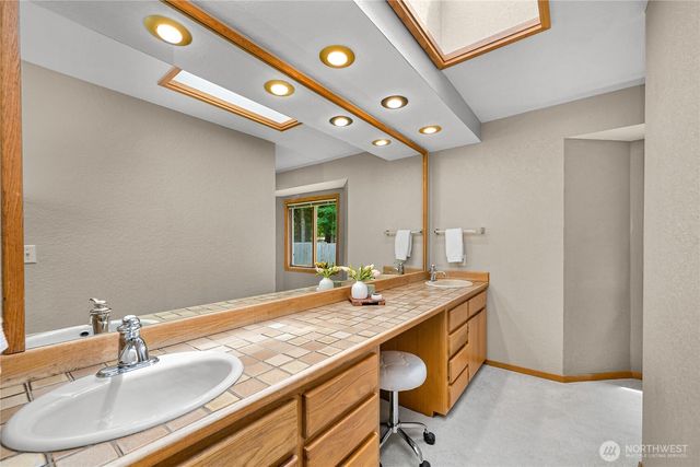 208 Hawthorn Road, Bellingham, WA 98225