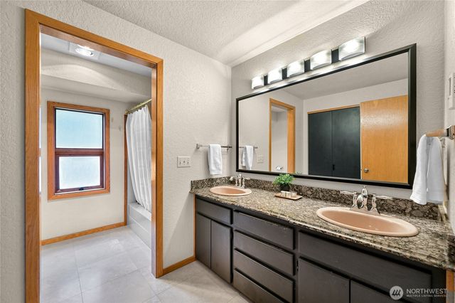 208 Hawthorn Road, Bellingham, WA 98225