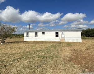 1434 CR 665, Devine, TX 78016