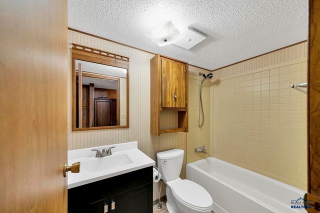 3704 CHIEF DR, Rapid City, SD 57701